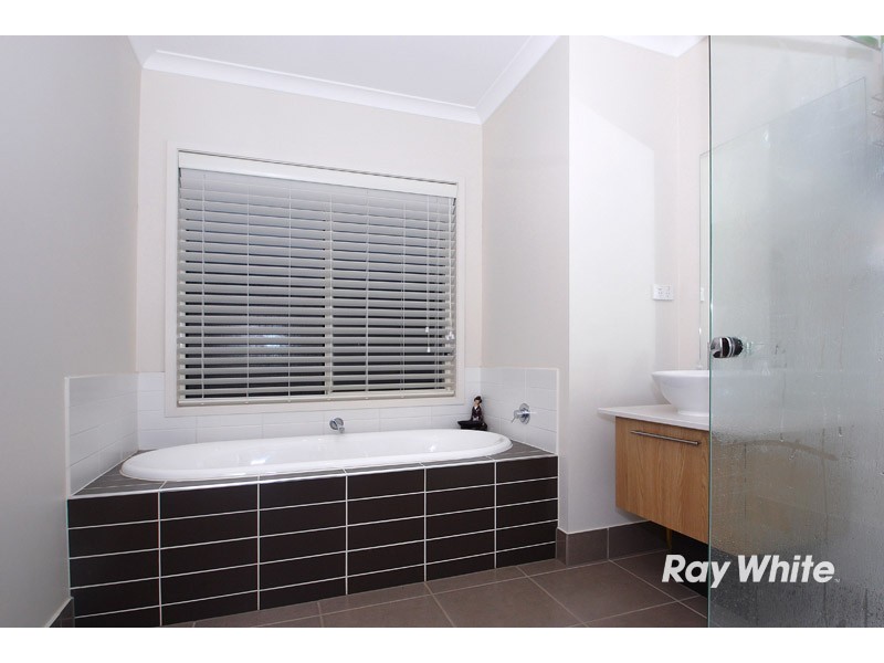 24 Locky Grove, Lyndhurst VIC 3975