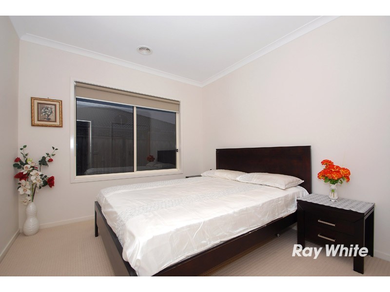 24 Locky Grove, Lyndhurst VIC 3975