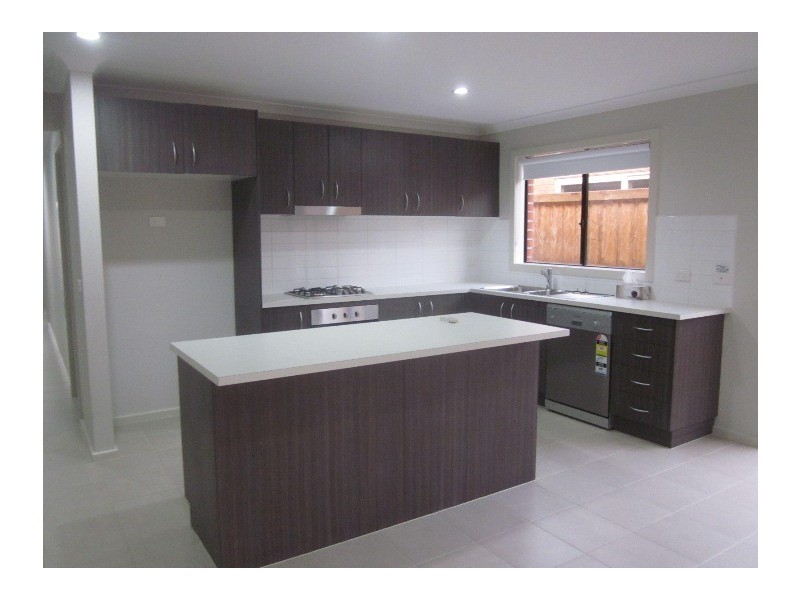 27 Cranbrook Circuit, Officer VIC 3809