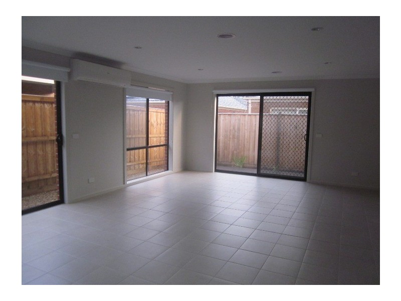 27 Cranbrook Circuit, Officer VIC 3809