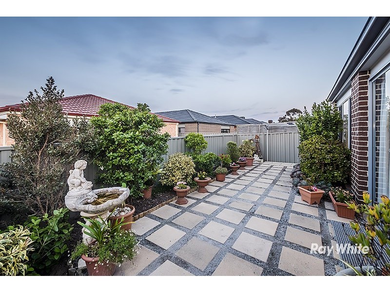 52 Challenger Circuit, Cranbourne East VIC 3977