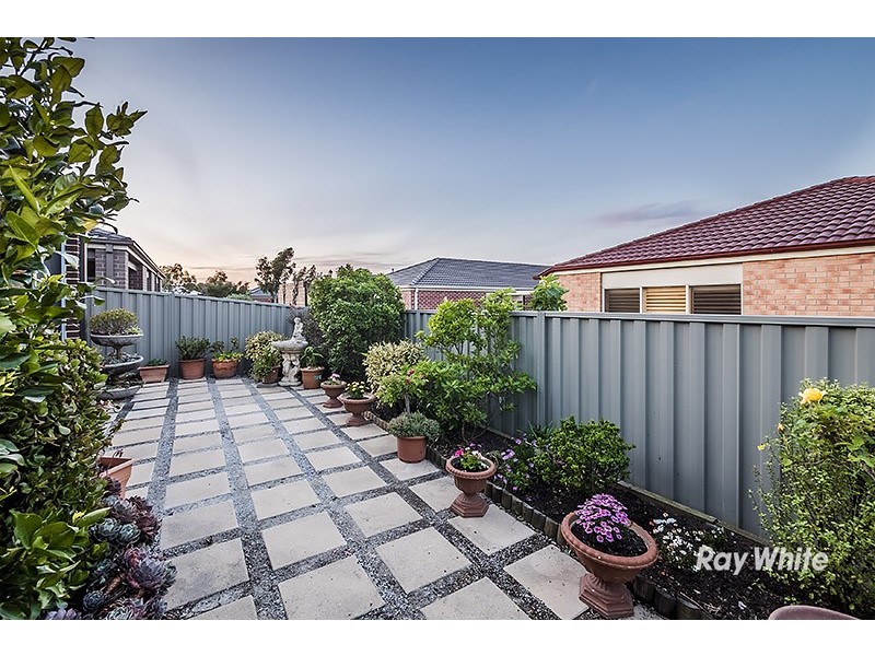 52 Challenger Circuit, Cranbourne East VIC 3977