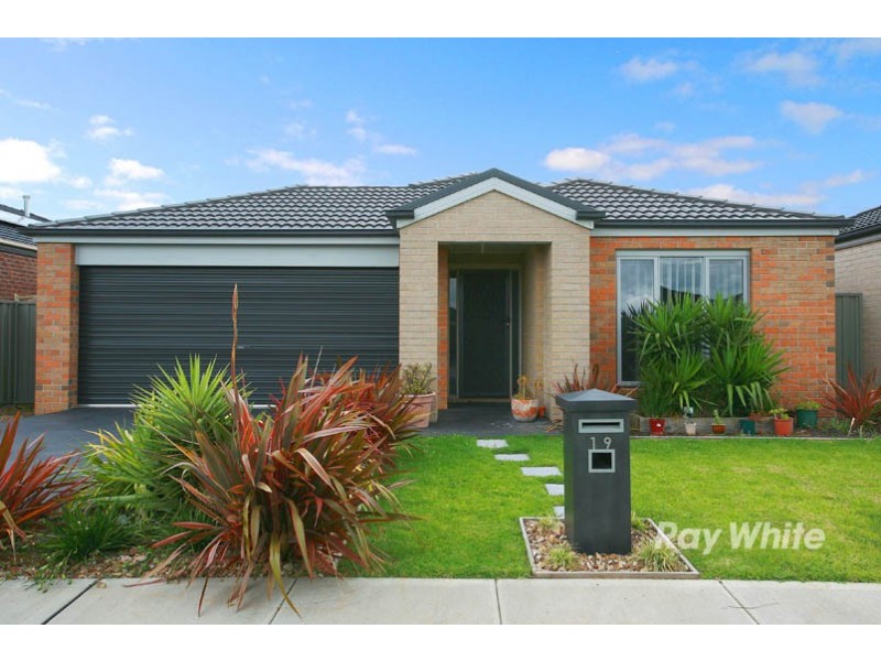 19 Northumbria Street, Cranbourne East VIC 3977