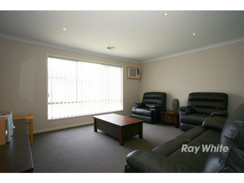 19 Northumbria Street, Cranbourne East VIC 3977
