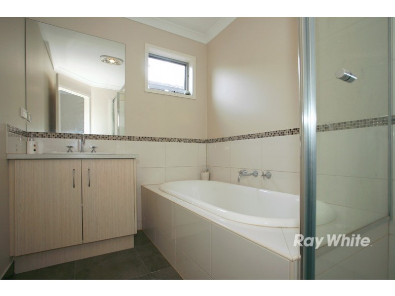 19 Northumbria Street, Cranbourne East VIC 3977