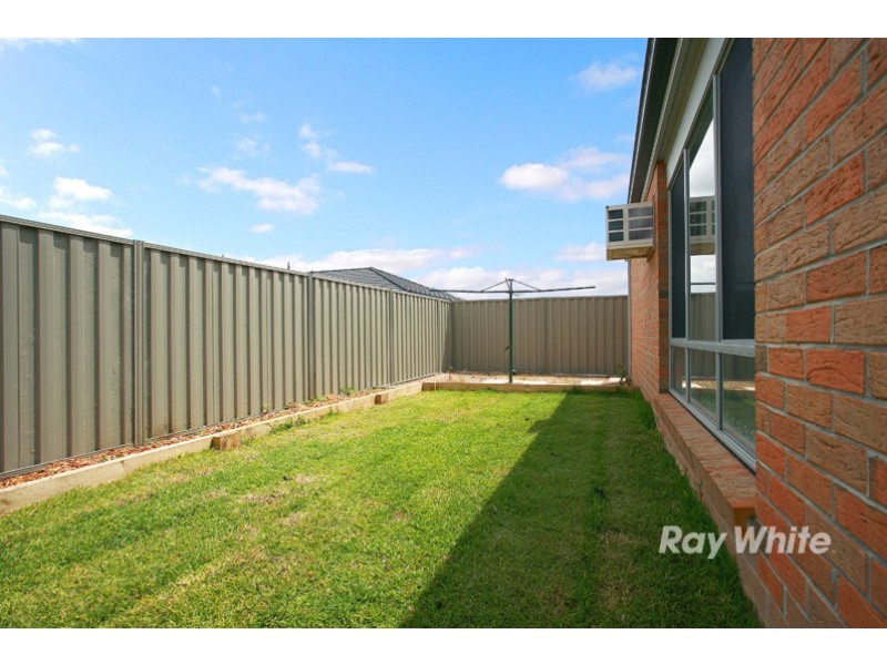 19 Northumbria Street, Cranbourne East VIC 3977