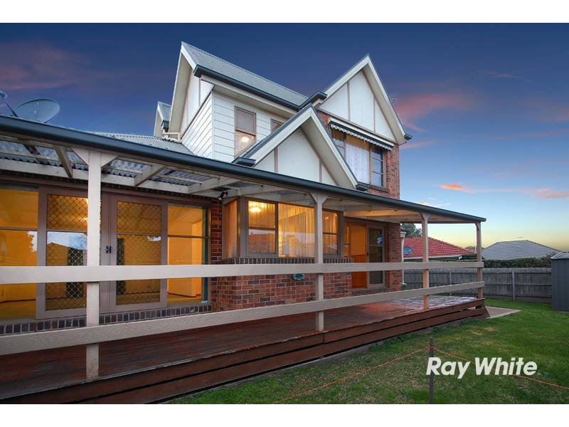 2 Henry Lawson Drive, Lynbrook VIC 3975