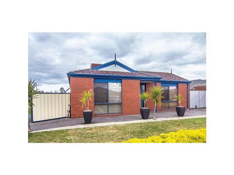5 Gowrie Place, Cranbourne West VIC 3977