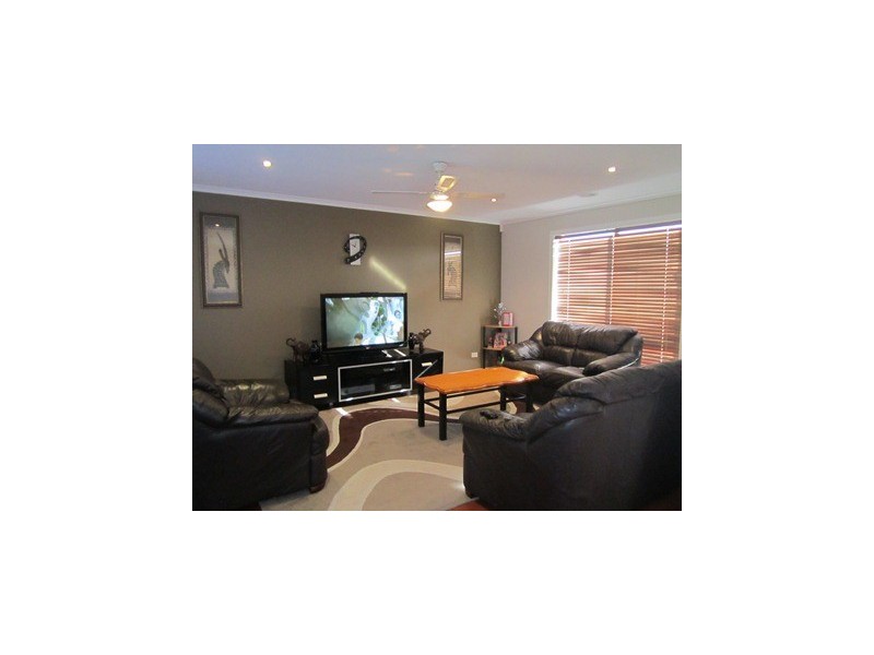 5 Gowrie Place, Cranbourne West VIC 3977