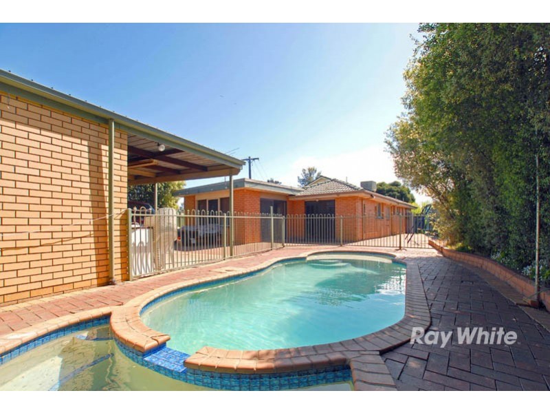 18 Clairmont Avenue, Cranbourne VIC 3977