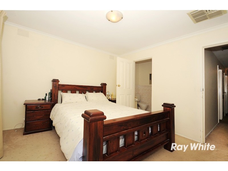 18 Clairmont Avenue, Cranbourne VIC 3977