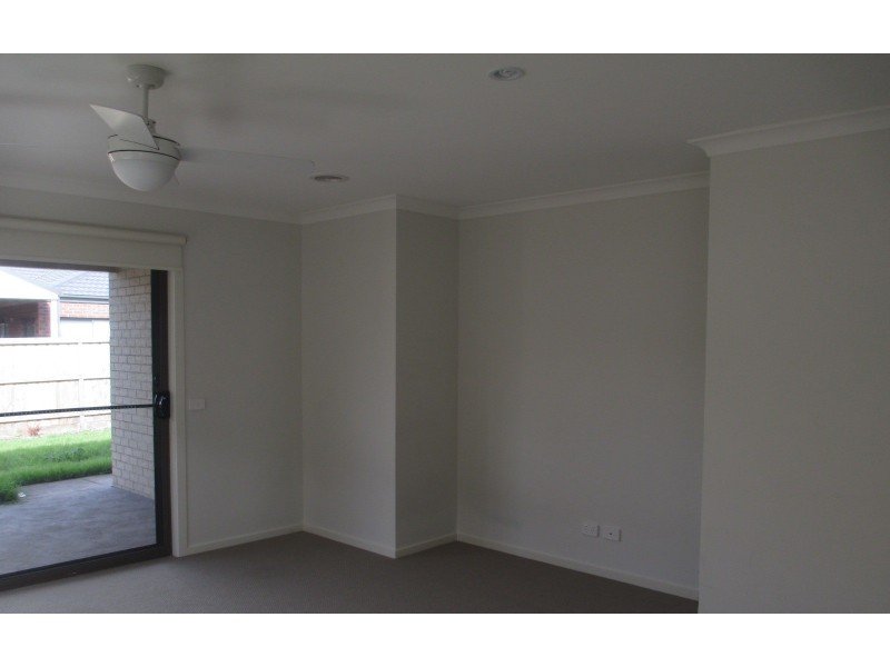 6 Sutton Rise, Cranbourne North VIC 3977