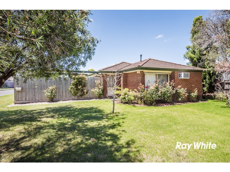 8 Stirling Avenue, Cranbourne North VIC 3977
