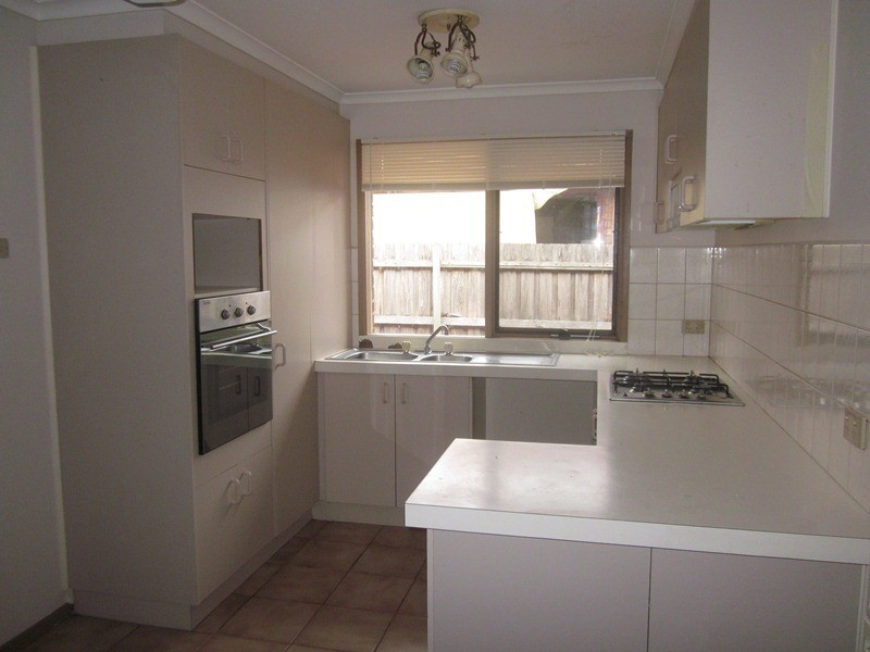 8 Stirling Avenue, Cranbourne North VIC 3977