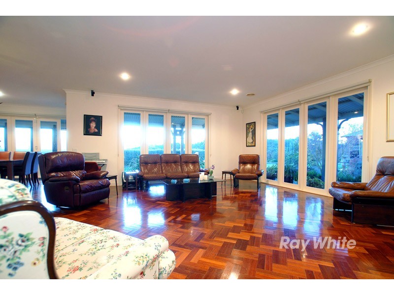 4 Lake Park Court, Lysterfield South VIC 3156