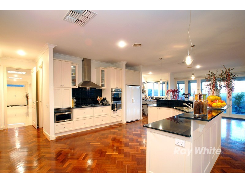 4 Lake Park Court, Lysterfield South VIC 3156