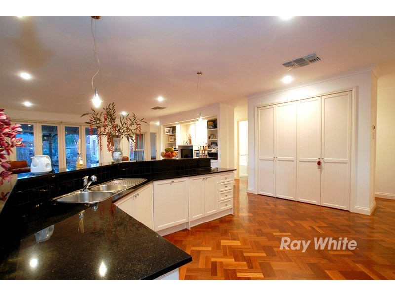 4 Lake Park Court, Lysterfield South VIC 3156