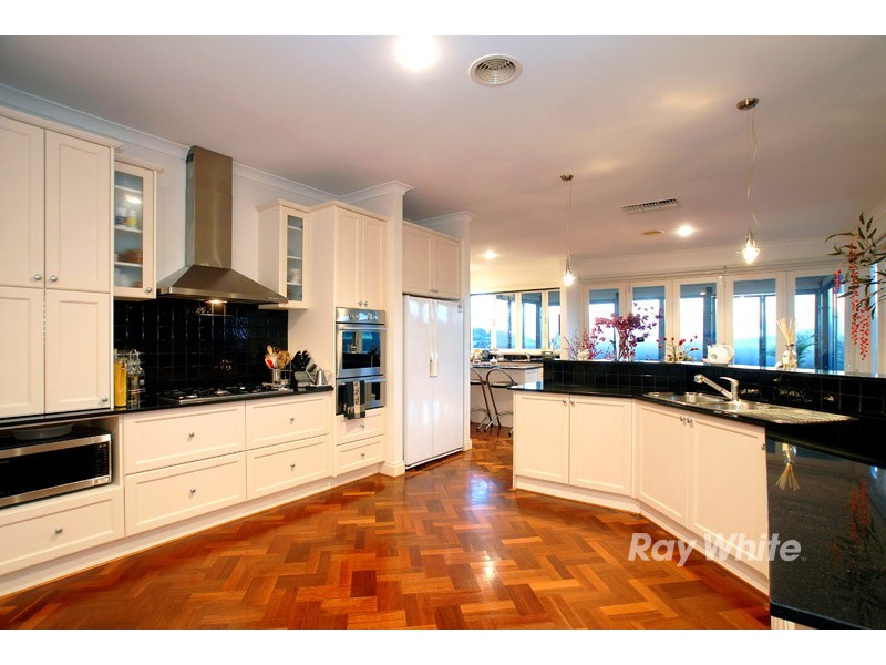 4 Lake Park Court, Lysterfield South VIC 3156