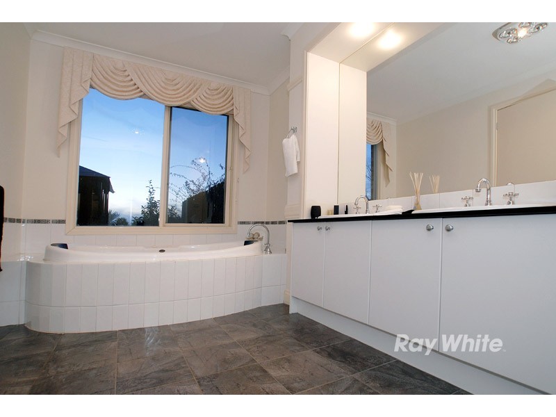 4 Lake Park Court, Lysterfield South VIC 3156