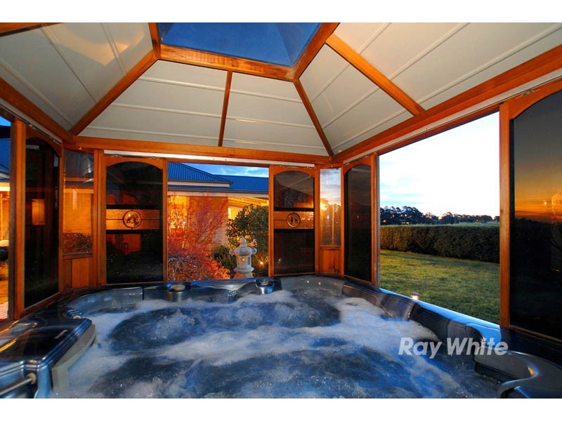 4 Lake Park Court, Lysterfield South VIC 3156