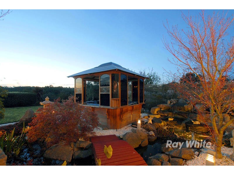 4 Lake Park Court, Lysterfield South VIC 3156