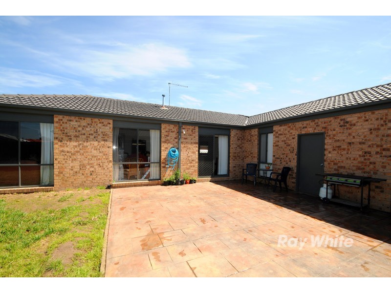 11 Baltic Way, Cranbourne West VIC 3977