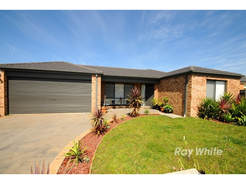 11 Baltic Way, Cranbourne West VIC 3977