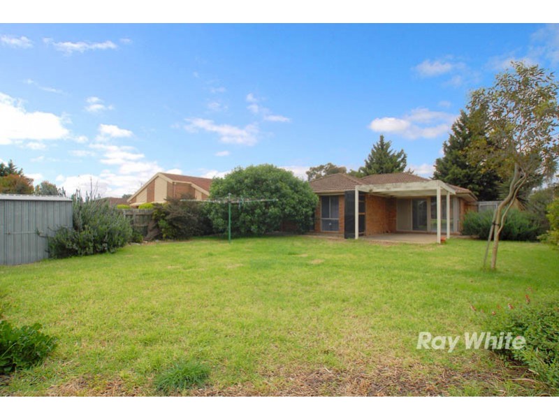21 Denham Cres, Cranbourne North VIC 3977