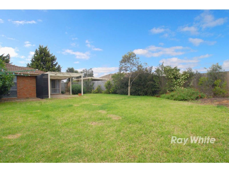 21 Denham Cres, Cranbourne North VIC 3977