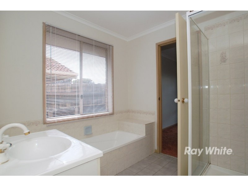 21 Denham Cres, Cranbourne North VIC 3977