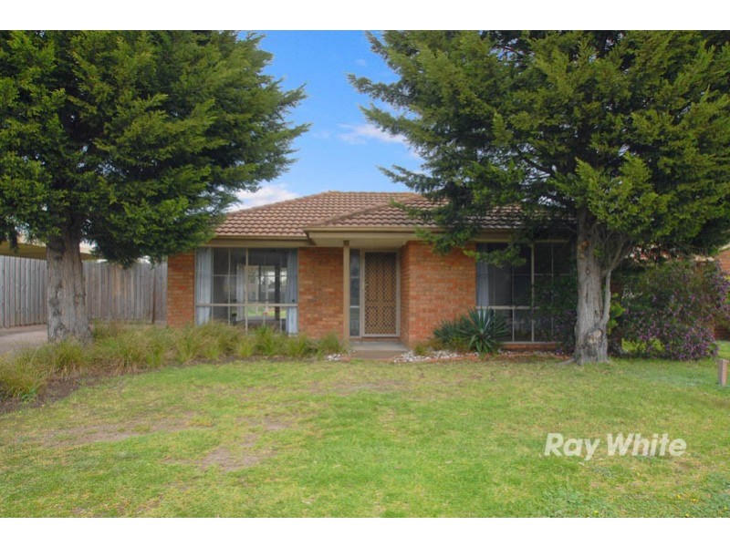 21 Denham Cres, Cranbourne North VIC 3977