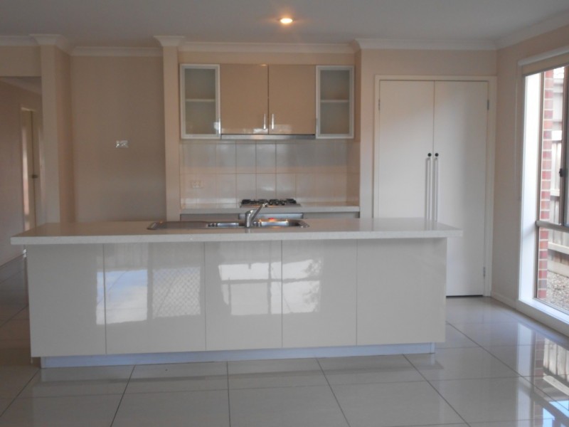 100 Mountainview Boulevard, Cranbourne North VIC 3977