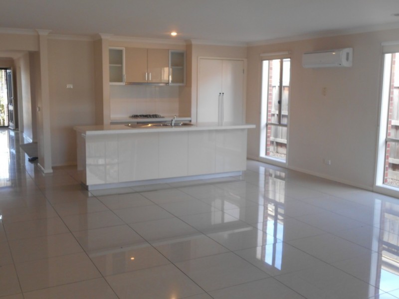 100 Mountainview Boulevard, Cranbourne North VIC 3977