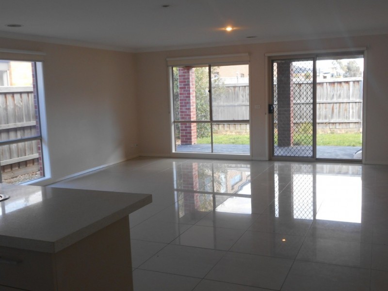 100 Mountainview Boulevard, Cranbourne North VIC 3977