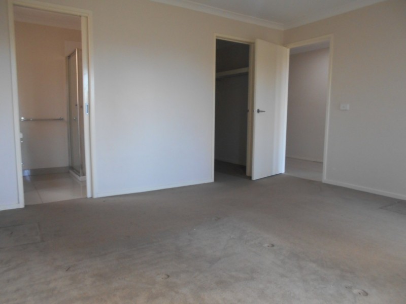 100 Mountainview Boulevard, Cranbourne North VIC 3977