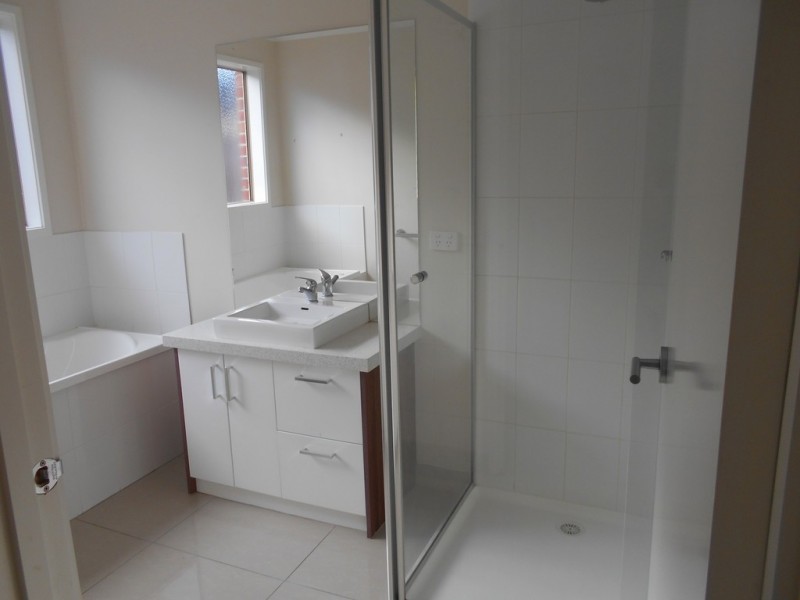 100 Mountainview Boulevard, Cranbourne North VIC 3977