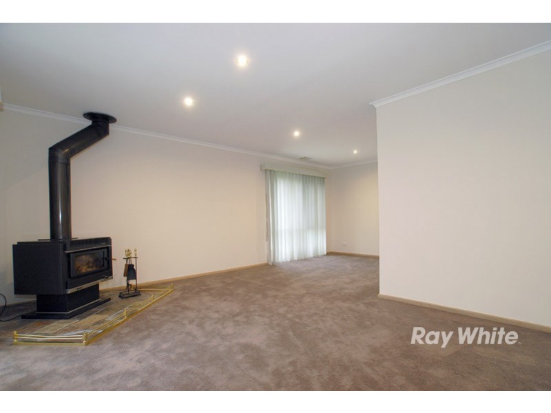 143 Lawless Drive, Cranbourne North VIC 3977
