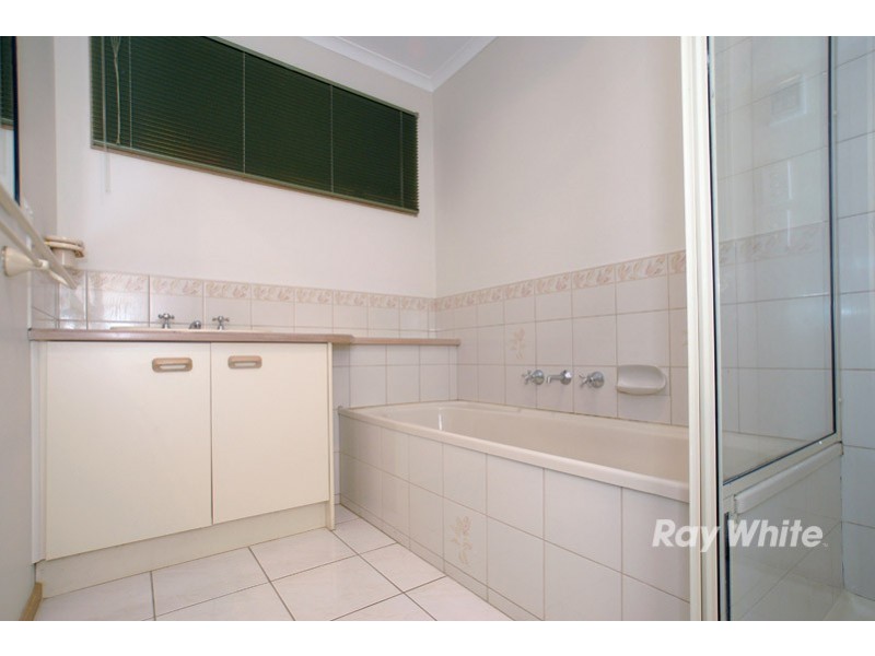 143 Lawless Drive, Cranbourne North VIC 3977