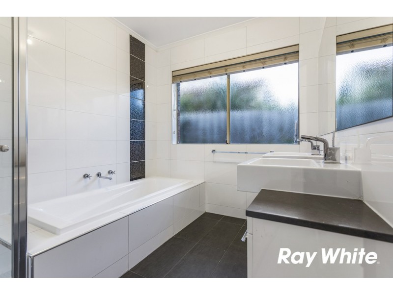 17 Cobbler Grange, Lynbrook VIC 3975