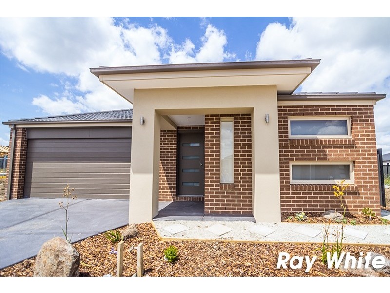 7 Calabrese Circuit, Clyde North VIC 3978