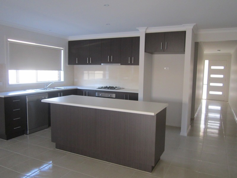 7 Calabrese Circuit, Clyde North VIC 3978