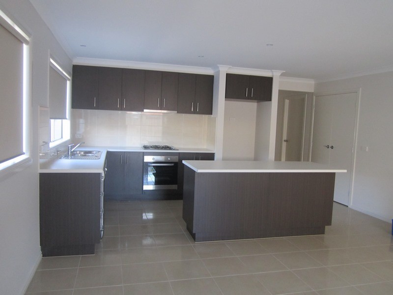 7 Calabrese Circuit, Clyde North VIC 3978