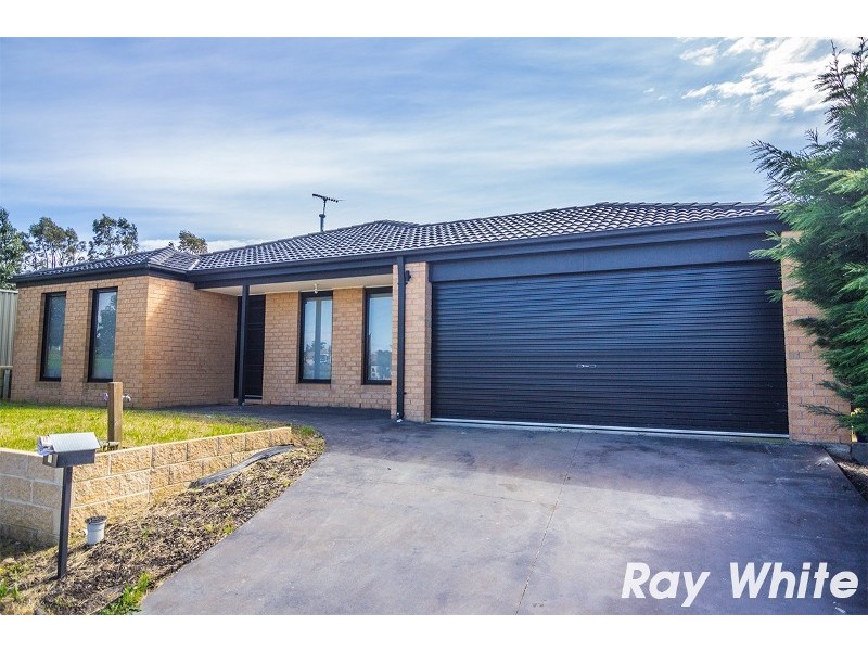 8 Avalon Crescent, Cranbourne East VIC 3977