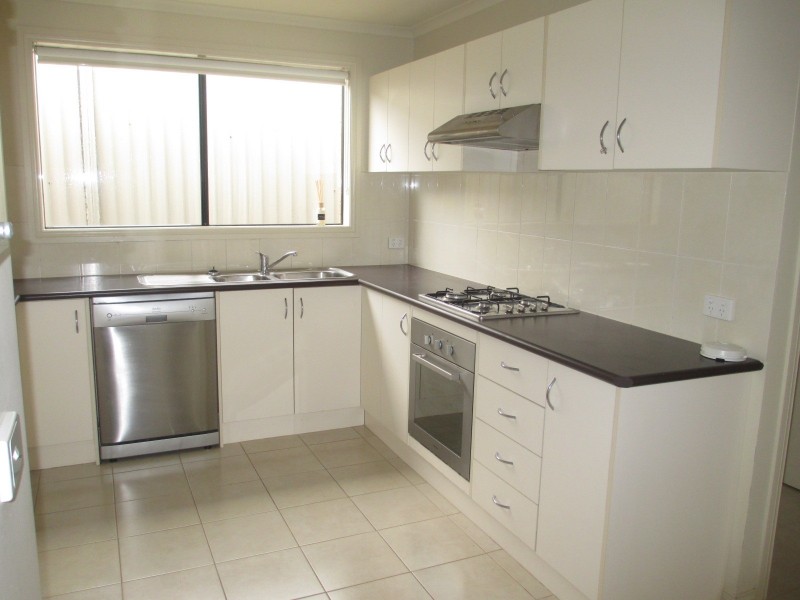 8 Avalon Crescent, Cranbourne East VIC 3977