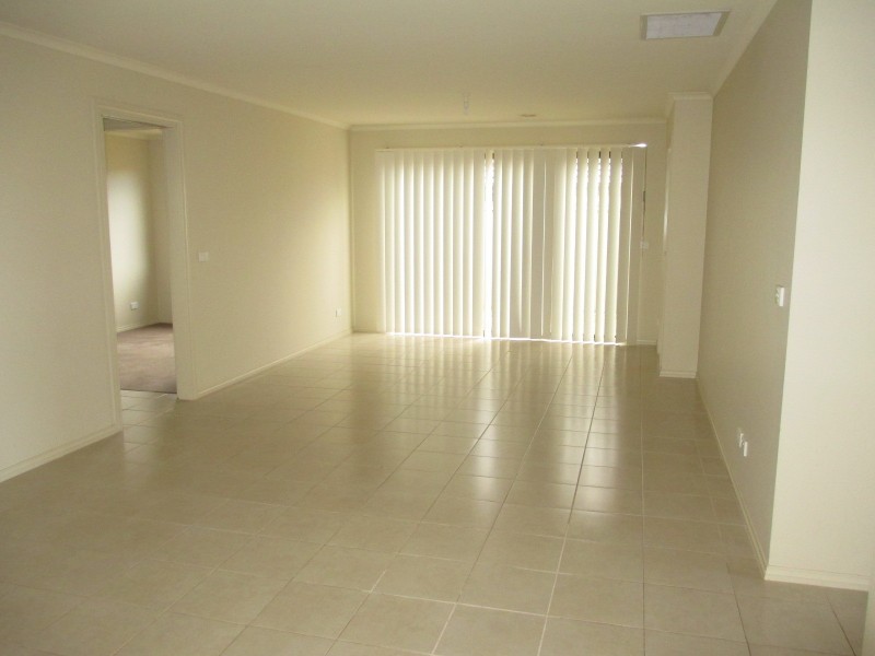 8 Avalon Crescent, Cranbourne East VIC 3977