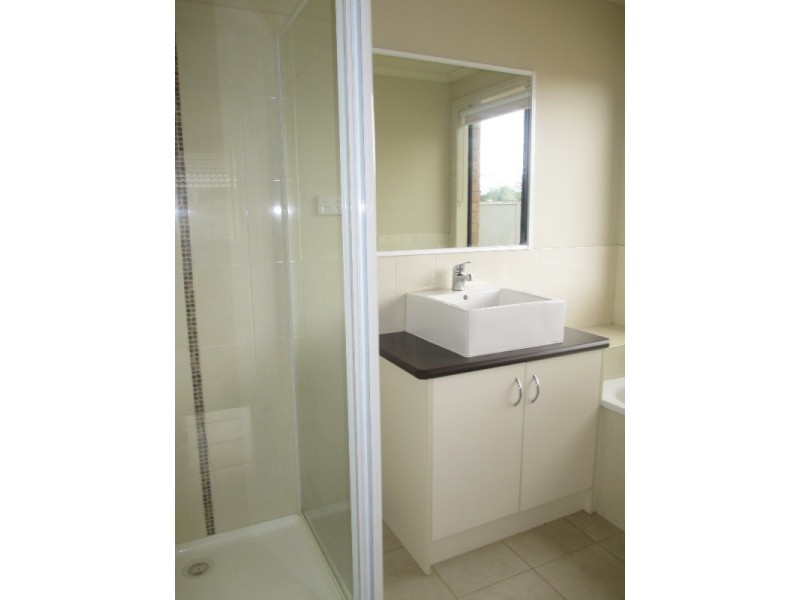 8 Avalon Crescent, Cranbourne East VIC 3977