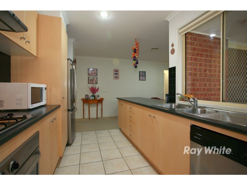 33 Carboni Crescent, Lynbrook VIC 3975