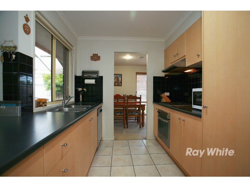 33 Carboni Crescent, Lynbrook VIC 3975