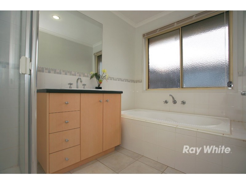 33 Carboni Crescent, Lynbrook VIC 3975