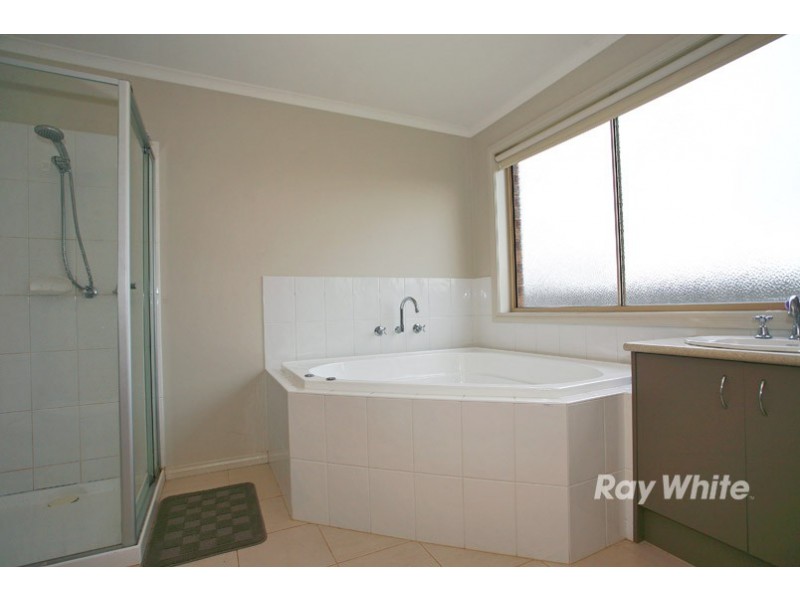 5 Aztec Place, Cranbourne VIC 3977